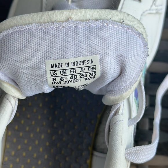 Like new pair of Adidas Grand Court shoes. Worn a couple of times! - Picture 4 of 4